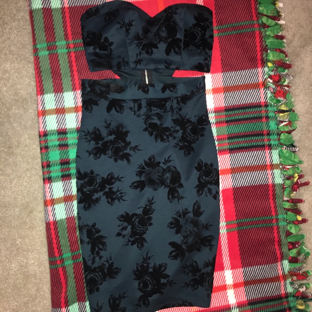 Green holiday dress. Sweetheart neckline